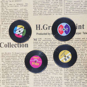 Épingles en émail personnalisées par le fabricant, thème Cassettes rétro nostalgiques années 80 90, avec la citation 'Can I Borrow a Feeling' et l'illustration de la chanteuse Taylor - Product Image 2