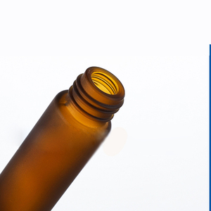 Bouteilles à bille givrées noires ambre <span class=keywords><strong>bleu</strong></span> clair 10ml bouteilles à rouleaux d'huile essentielle en verre dépoli avec couvercle noir à rouleau en métal - Product Image 4