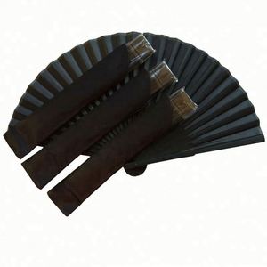 Éventail pliant personnalisé avec technique de peinture sur mesure, blanc et noir, fabriqué en polyester et tissu de bambou - Product Image 4