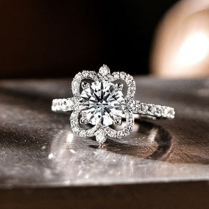 Anello elegante da donna con zirconi a forma di fiore, ornamento floreale di alta qualità in stile europeo per appuntamenti romantici - Product Image 1