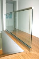 Rampe en verre à montage en surface avec profilé en U, balustrade sans cadre pour escalier et balcon