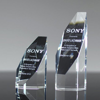 Trophée triangulaire en cristal avec incrustation bleue pour la reconnaissance des partenariats et de la collaboration