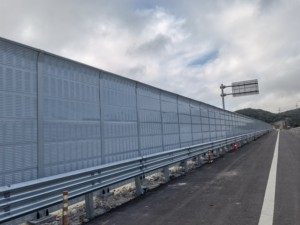 Otoyol ses bariyeri köprüsü ses yalıtım levhası şantiye gürültü azaltma makinesi ekipman ses yalıtımı