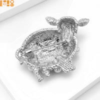 2026 Bros Kartun Domba Lucu Berhiaskan Rhinestone dan Mutiara untuk Hadiah Ulang Tahun Anak Laki-laki dan Perempuan Aksesoris Pakaian Bros Bunga Tersedia di Stok