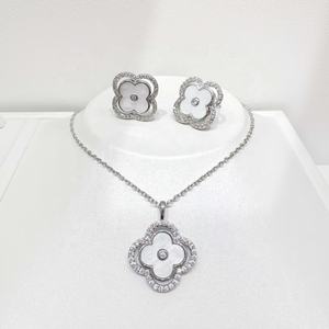 Precio de fábrica: Conjunto de joyería de plata 925 con esmalte, aretes y collar de perlas con diseño de flor coreana, estilo trébol, único y moderno. - Product Image 5