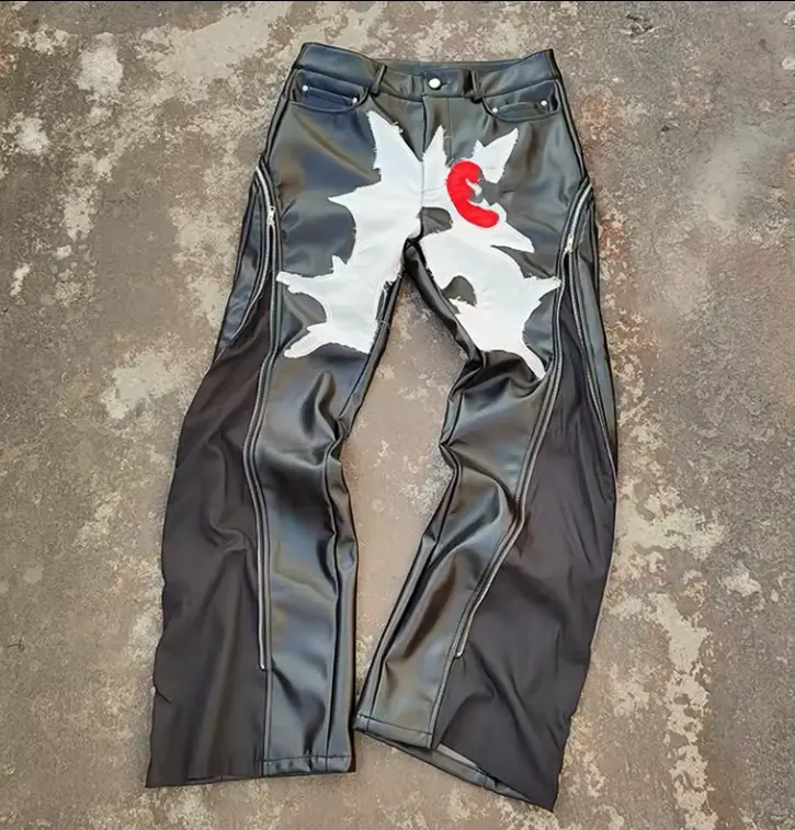 Custom Streetwearรถจักรยานยนต์ซ้อนPunk Hip Hop Distressedเย็บปักถักร้อยPatchกางเกงหนังFlareกางเกงผู้ชาย