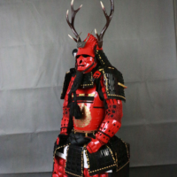 Tam Set Demir Samuray Yoroi Zırhı Oymalı 3D Altın Desenli Miğfer Göğüs Plakası Büyük Geyik Boynuzu Maedate Kabuto Giyilebilir Japon