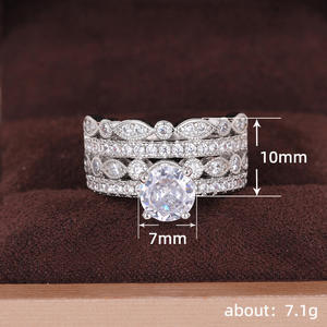 Anello di Fidanzamento Q134 per Donna in Oro Bianco con Diamante Taglio Brillante Rotondo Colore D Naturale e Diamanti Laterali - Product Image 5