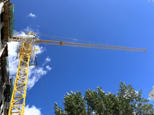 מנוף צריח שטוח דגם QTZ160 של DAHAN, בעל איכות גבוהה, טווח של 65 מטר, כושר נשיאה של 10 טון, מומנט עומס גבוה, מנוע בעל גובה מרבי של 200 מטר. - Product Image 4