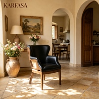 Fauteuil d'appoint moderne du milieu du siècle en cuir avec dossier haut, garniture cloutée, structure en bois et panneau latéral en rotin pour salon et bureau à domicile