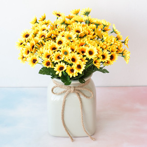 Vente en gros de 24 têtes de fleurs artificielles en soie, fausses fleurs de tournesol pour la décoration de la maison et du bureau - Product Image 2