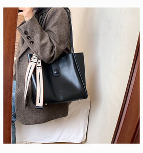 Bolso de mano Retro de gran capacidad de tendencia Proveedor de moda 2025 Nuevo bolso de hombro de moda Bolso de mano de Pu de alta calidad para mujer - Product Image 3