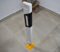 Les fabricants fournissent une colonne d'avertissement de trafic triangulaire en PVC à induction réfléchissante pour autoroute, profil de marquage de 100 mètres