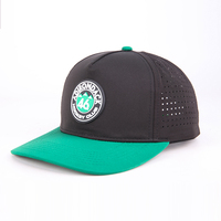 Op maat gemaakte logo-geprägte unisex verstelbare performance baseballcap met PVC rubberen patch, 5-delige sportpet, hoge kwaliteit, enkelrijig.