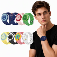 Montre à date automatique avec boîtier rond en plastique, fermoir caché et sans étanchéité