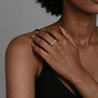Bague en laiton plaqué or 14 carats en promotion |   Bague éternité avec pierres facettées blanches |   Bague empilable minimaliste pour femmes