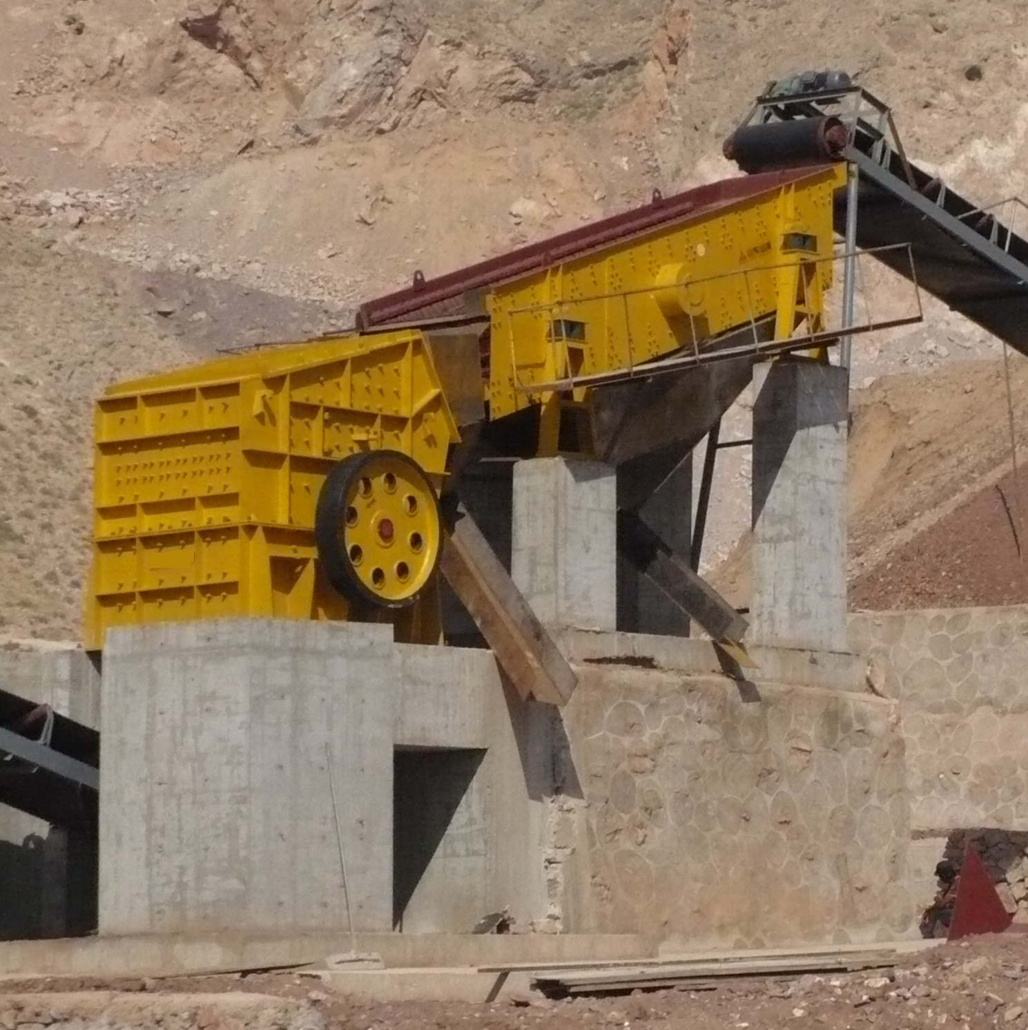 300 TPH Vibrating Screen Machine Double Deck 3YK1860 Sand Stone Separator