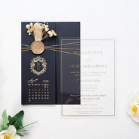 Carte d'invitation de mariage en acrylique transparent avec couverture en papier noir, dorure à chaud, ficelle dorée, sceau de cire, plantes, fleurs et boîte