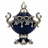 Urne en porcelaine bleu cobalt classique européenne avec poignées en argent poli, pièce maîtresse de décoration d'intérieur de luxe artisanale