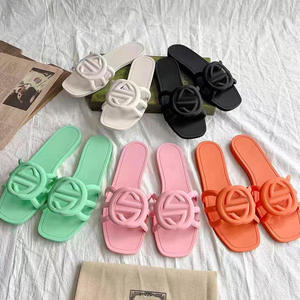 Venta caliente Sandalias de gelatina Punta cuadrada Diapositivas Zapatillas Calzado Color caramelo Verano Playa Al Aire Libre Sandalias planas impermeables para mujeres - Product Image 2