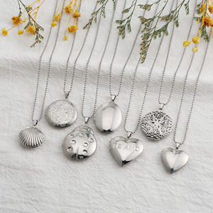 Collar de acero inoxidable brillante con diseño de corazón, caja de fotos con colgante, ovalado - Product Image 1