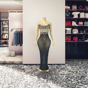 Robe de soirée de luxe en satin, longueur au sol, ornée de perles et de paillettes, avec fente, décolleté sans bretelles - Product Image 2