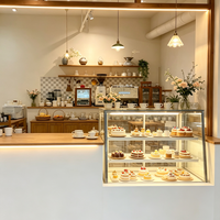 Vitrine de présentation de pâtisserie pour café, design intérieur moderne et luxueux, sur mesure, en verre trempé LED.