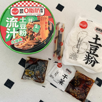 Nouilles larges instantanées artisanales sans gras avec sauce huile rouge épicée, faibles en glucides, saines, préparation rapide, nouilles asiatiques pour repas légers