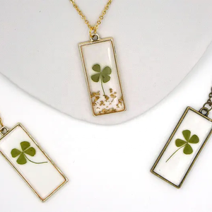 ขายส่งกรอบทองเหลืองโ<span class=keywords><strong>บ</strong></span>ราณทรงสี่เหลี่ยมเรซิ่นและโคลเวอร์สี่ใบสร้อยคอดอกไม้สําหรับเธอ - Product Image 3