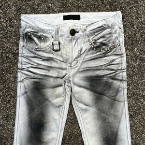 Jean en denim épais personnalisé pour homme, délavé, avec clous pyramidaux, coupe bootcut, vintage, effet usé, évasé - Product Image 3