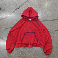 Hoodie court à double fermeture éclair avec surpiqûres contrastées, couleur rouge, coupe ample et oversize, style streetwear, avec broderie