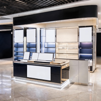 Solution complète de comptoir pour marque de cosmétiques White Black Skincare, avec îlot de présentation lumineux numérique Arc Fascia, base flottante LED et aménagement de magasin Duty Free