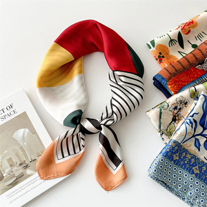 Sciarpa Quadrata in Poliestere Primaverile Multifunzionale con Stampa Serigrafica, Protezione Solare, 70cm, per Donna - Product Image 3