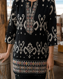 Ensemble coordonné en rayonne imprimé numérique de qualité supérieure pour femme, col en V, doux, léger, infroissable, séchage rapide, idéal pour les vacances d'été - Product Image 5