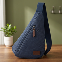 Sac bandoulière minimaliste en toile bleu marine avec fermeture éclair, logo embossé, petite taille, toutes saisons, usage quotidien