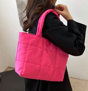 Sac fourre-tout matelassé pour femme, nouvelle collection 2026, sacs à main de créateur tendance, sacs matelassés personnalisés pour femme, vente en gros - Product Image 2