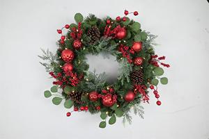 Oferta Especial: Corona Navideña Personalizada con Bayas Rojas y Pino Verde, Adorno Navideño Artificial con Conos de Pino - Product Image 3