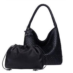 Bolso de mano con cremallera de moda Material de PU portátil con forro de poliéster Patrón de rayas y decoración de cadena - Product Image 3