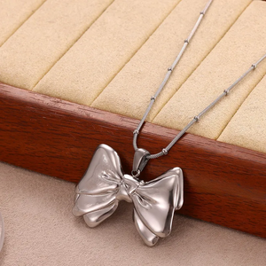 Collar de cadena de clavícula de acero de titanio pequeño y versátil con lazo vintage para mujer, perfecto para atuendos casuales - Product Image 2