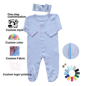 Ensemble barboteuse nouveau-né <span class=keywords><strong>personnalisé</strong></span> avec boutons cachés, barboteuse blanche unisexe avec monogramme et bordure festonnée - Product Image 1