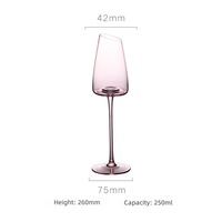 Flûtes à champagne élégantes en verre rose cristal avec base concave inclinée et design de gobelet, motif flamant rose