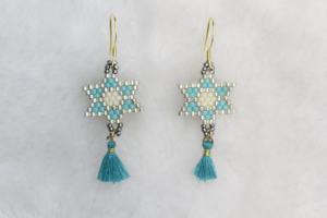 Boucles d'oreilles pendantes classiques et minimalistes à motif étoile hexagonale, tissées à la main en Miyuki, disponibles en plusieurs couleurs, personnalisables - Product Image 3