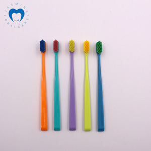 Cepillo de dientes manual colorido Jasmine Oral Care para adultos JSM108 para uso diario - Product Image 1