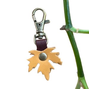 Simulated leather leaf keychain pendant, vintage <b>bag</b> <b>charm</b>, keychain chain, maple leaf ornament. - Product Image 5