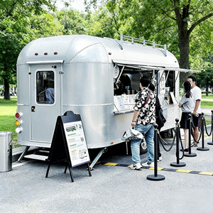 Food Truck Carré en Aluminium Entièrement Équipé avec Porche pour Snacks, Bonbons et Chips - Multifonctionnel et Personnalisable pour Utilisation Extérieure - Product Image 5