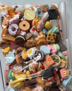 อาหารจิ๋วสำหรับบ้านตุ๊กตา 100 ชิ้น สำหรับขายส่ง อาหารหลากหลายชนิด <span class=keywords><strong>เค้ก</strong></span> โดนัท ขนมปัง ไอศกรีมโคน 3 มิติ ของตกแต่งเรซิ่นคาโบชอง - Product Image 1