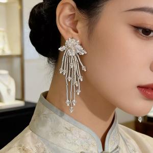 Boucles d'oreilles pendantes en alliage de zinc avec fausses perles de cristal style « Fever » et pompon blanc, bijoux de luxe pour femme pour les soirées - Product Image 1