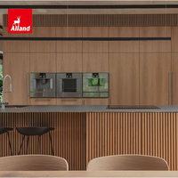 Armoire de cuisine Alland sur mesure, éco-responsable, en bois massif naturel, finition grain de bois, sans poignée, minimaliste, avec panneau de façade prêt à assembler et îlot cannelé