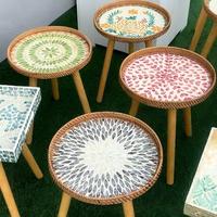 Table basse artisanale en rotin tressé multicolore, design en forme de coquille, style luxe léger, assemblage requis