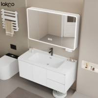 Cermin rias pintar aluminium modern dengan lampu LED tahan air, terpasang di dinding, dan kabinet kamar mandi dengan wastafel keramik